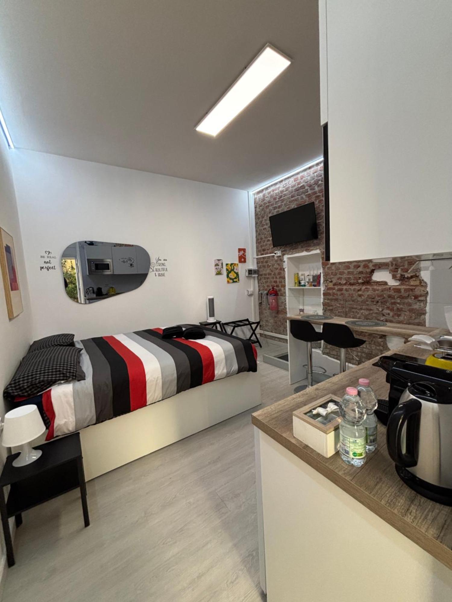 La Vecchia Milano-Les Nubles Vannucci - Il Ballatoio E Il Cortile Buitenkant foto